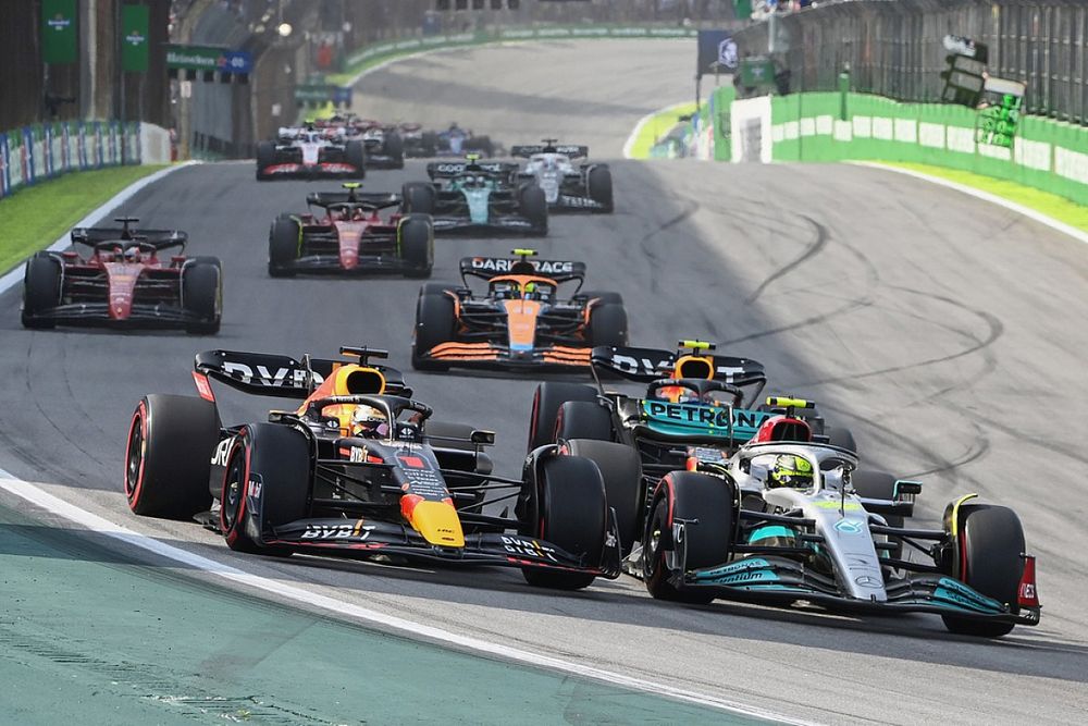 Max Verstappen, Red Bull Racing RB18, battles with Lewis Hamilton, Mercedes W13