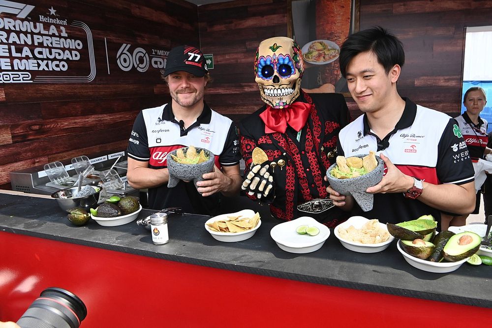Valtteri Bottas, Alfa Romeo F1 Team and Zhou Guanyu, Alfa Romeo F1 Team make tacos 