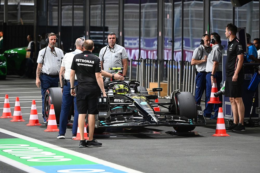 Lewis Hamilton, Mercedes F1 W14, en la b&aacute;scula