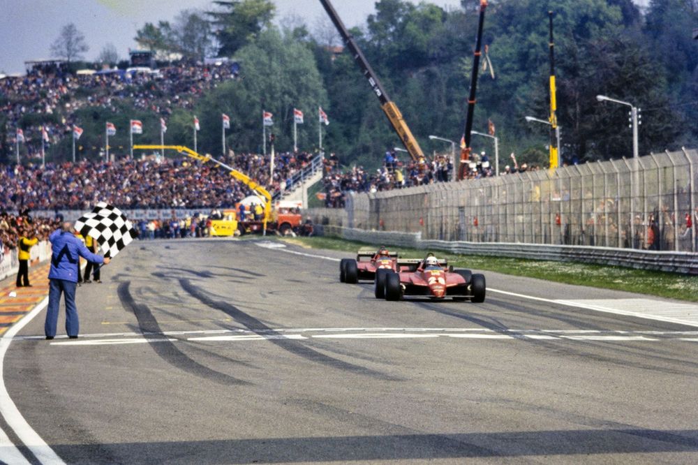 Didier Pironi, Ferrari 126C2, conduce a Gilles Villeneuve, Ferrari 126C2, a trav&eacute;s de la l&iacute;nea de meta para tomar la bandera a cuadros.