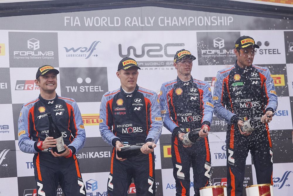 Podium: Winner Thierry Neuville, Martijn Wydaeghe, Hyundai World Rally Team Hyundai i20 N Rally1, second place Ott Tänak, Martin Järveoja, Hyundai World Rally Team Hyundai i20 N Rally1