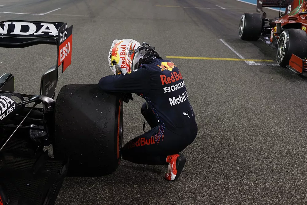 Max Verstappen, Red Bull Racing, 1&ordf; posici&oacute;n, llega al parque cerrado tras asegurarse el campeonato de pilotos de 2021.