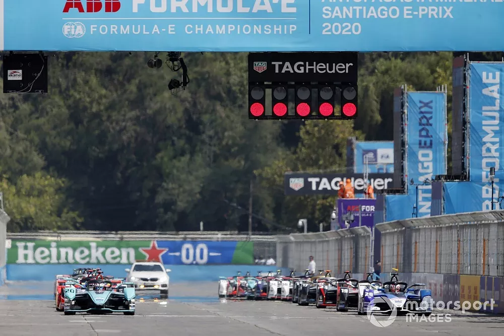 Mitch Evans, Jaguar Racing, Jaguar I-Type 4, Maximilian Günther, BMW I Andretti Motorsports, BMW iFE.20, at the start of the race