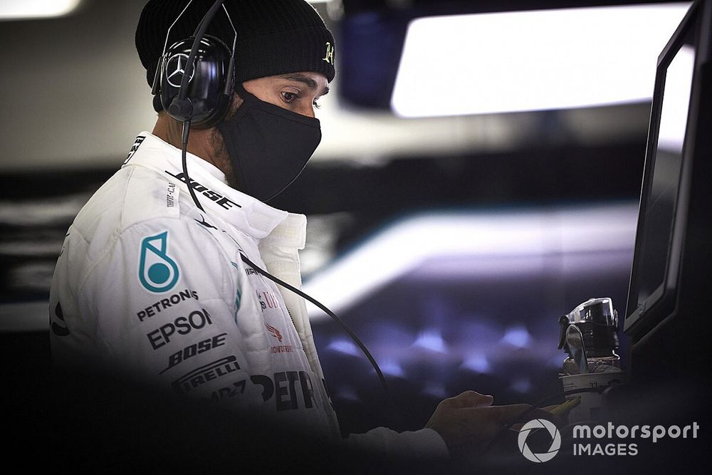 Lewis Hamilton con mascarilla