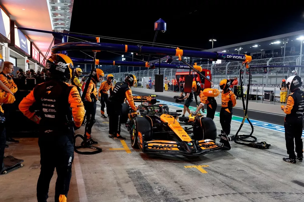 Lando Norris, McLaren MCL38, serves a penalty in the pit lane