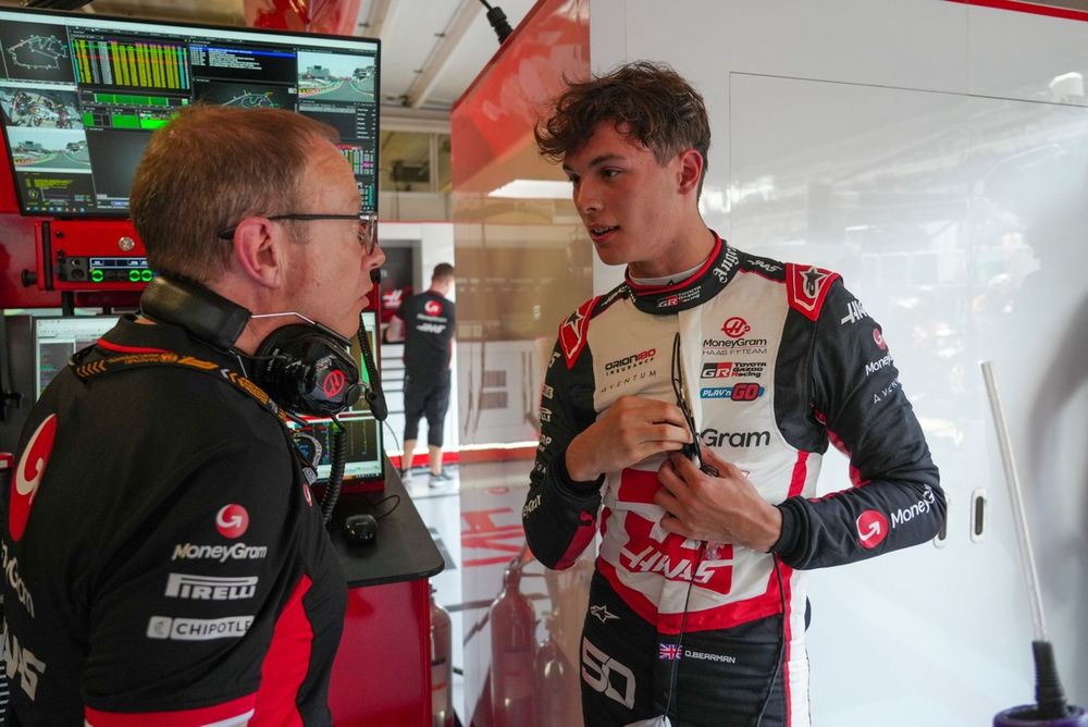 Oliver Bearman, Haas F1 Team, speaks with Mark Slade, Race Engineer, Haas F1 Team