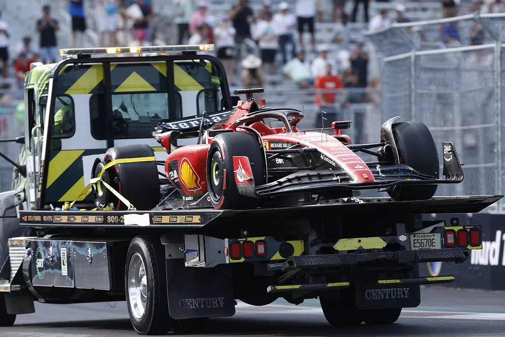 De beschadigde Ferrari SF-23 van Charles Leclerc