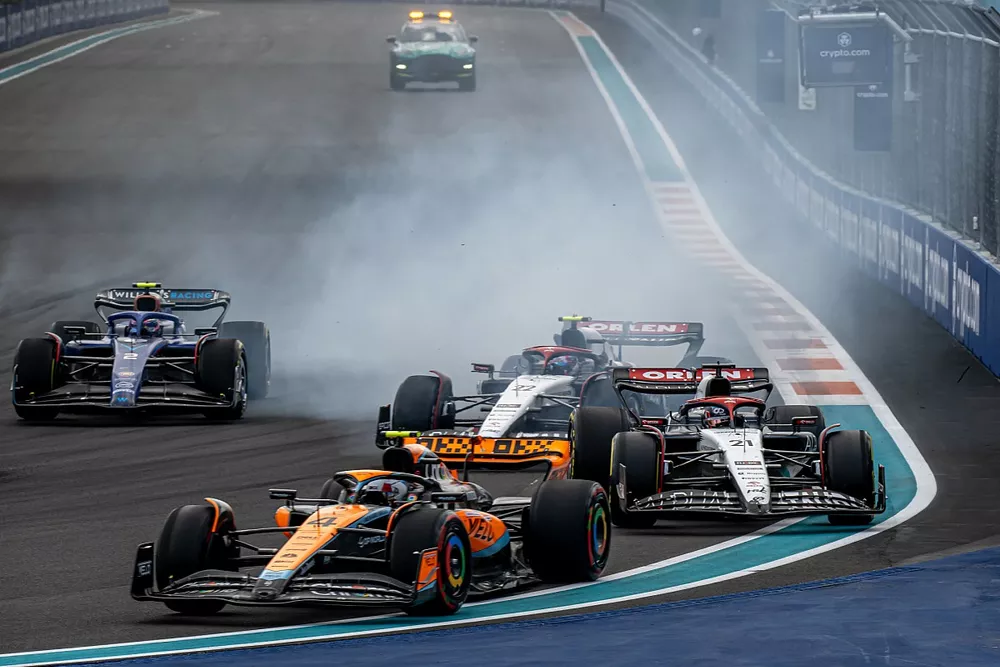 Nyck de Vries, AlphaTauri AT04, heurte Lando Norris, McLaren MCL60, au départ de la course