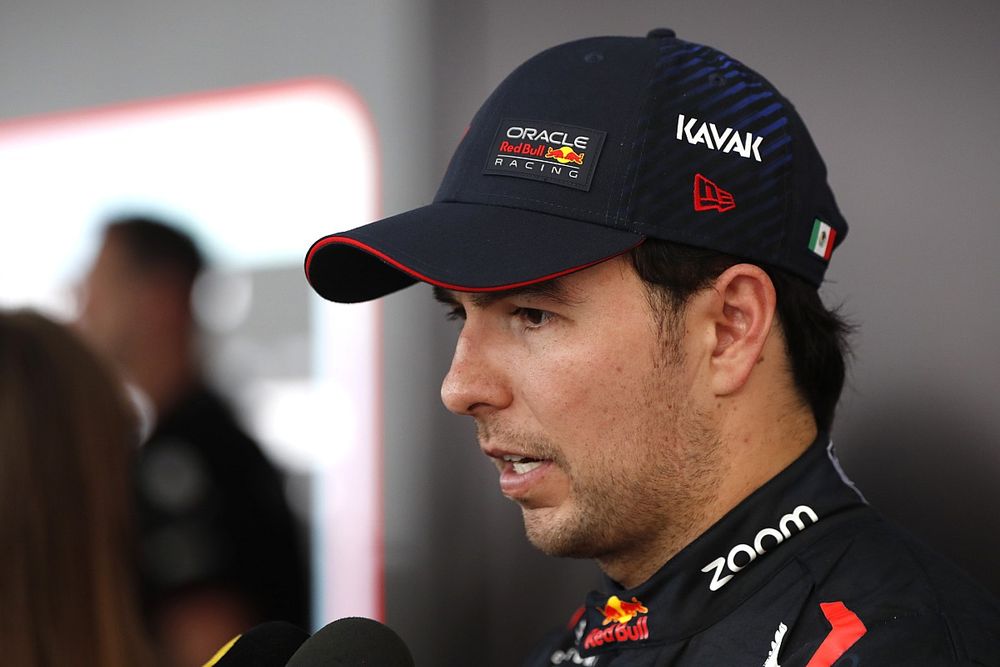 Sergio P&eacute;rez, Red Bull Racing, es entrevistado en el podio