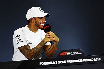 Journalist "Fernando Alonso" bringt Lewis Hamilton zum Lachen