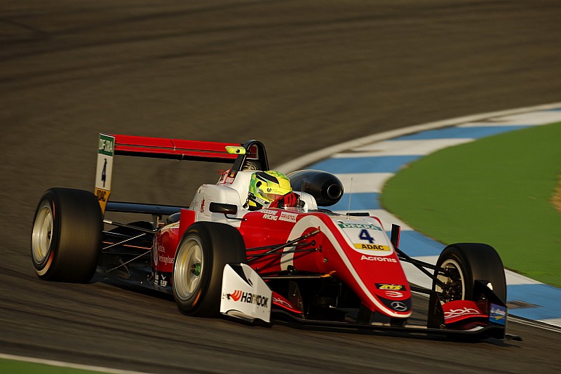 EK F3 Hockenheim: Schumacher nog geen kampioen na touché