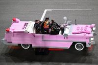 La nueva faceta de Verstappen: 'actúa' en un Cadillac de 1950... ¡de LEGO!