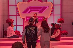 La típica boda en Las Vegas... ¡oficiada por Valtteri Bottas!