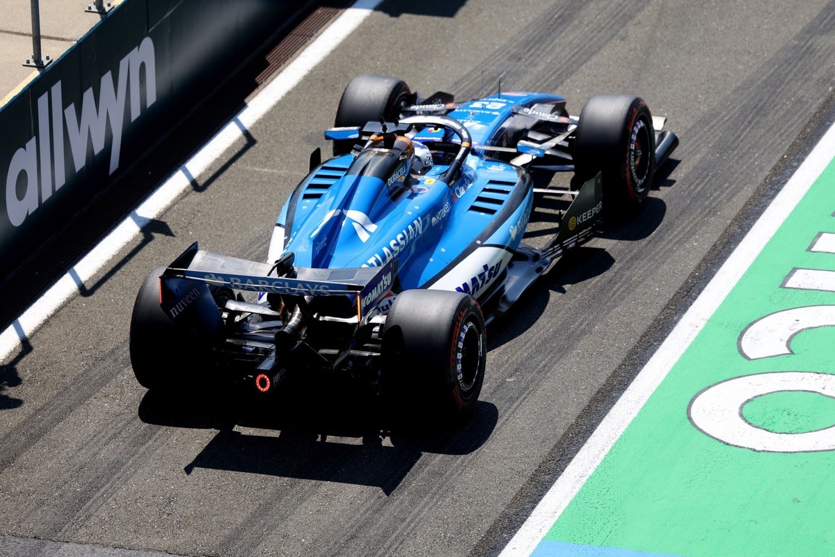Ex-F1 driver warns Williams may have to "sacrifice" 2027 for 2026 gains