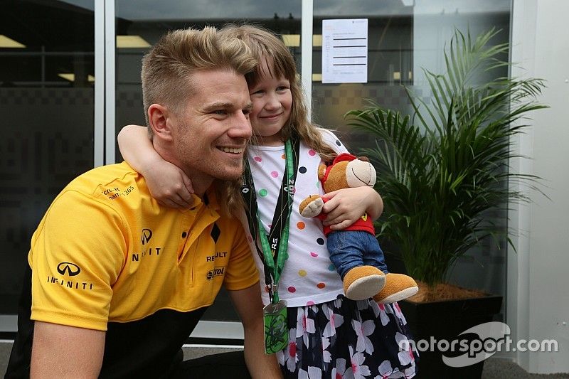 Nico Hulkenberg, Renault Sport F1 Team conoce una fan