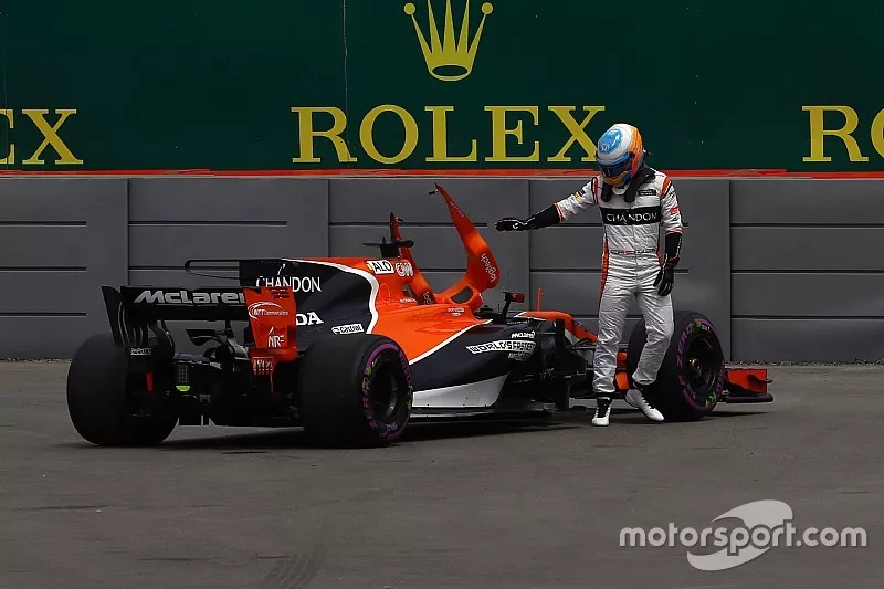 Fernando Alonso, McLaren, immobilisé en piste