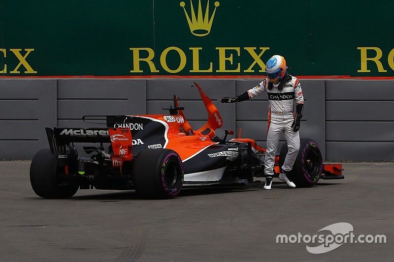 Fernando Alonso, McLaren detenido en la pista en la PL1