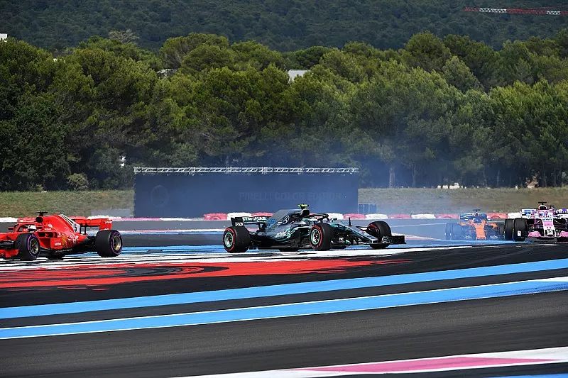 Sebastian Vettel, Ferrari SF71H hits Valtteri Bottas, Mercedes-AMG F1 W09 at the start of the race