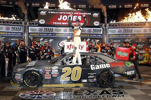 Erik Jones completa la barrida en Texas