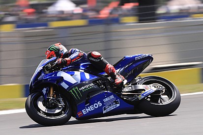 Viñales lidera la tercera práctica, con Rossi tercero