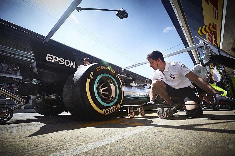 Ingenieros con el coche de Lewis Hamilton, Mercedes AMG F1 W09, en el pit lane