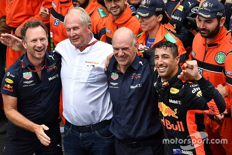Yarış galibi Daniel Ricciardo, Red Bull Racing, Christian Horner, Red Bull Racing Team Principal, Dr. Helmut Marko, Red Bull Motorsport Consultant ve Adrian Newey, Red Bull Racing
