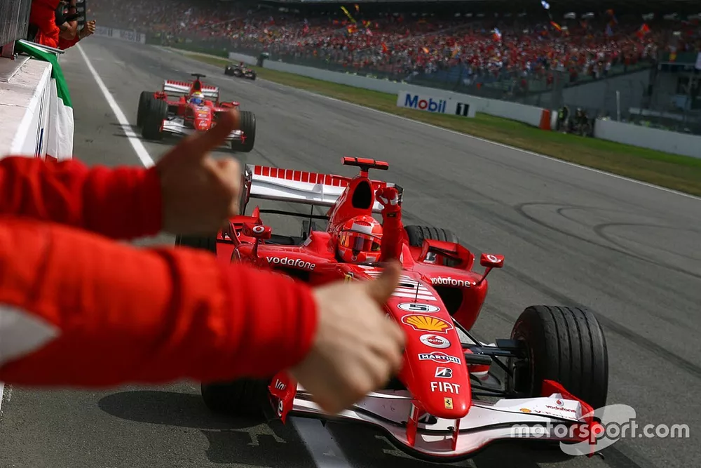 Ganador de la carrera Michael Schumacher, Ferrari, segundo puesto Felipe Massa, Ferrari