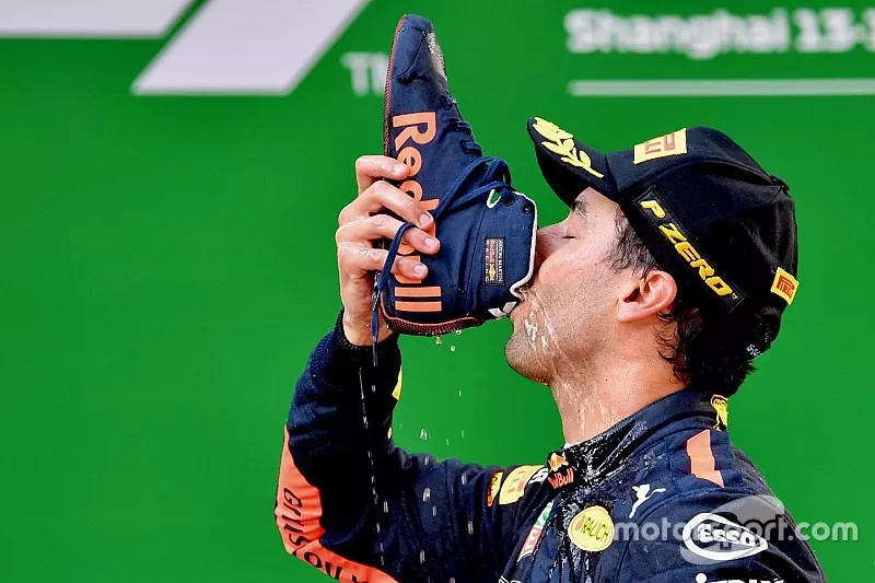 Le vainqueur Daniel Ricciardo, Red Bull Racing f&ecirc;te sa victoire sur le podium avec un shoey