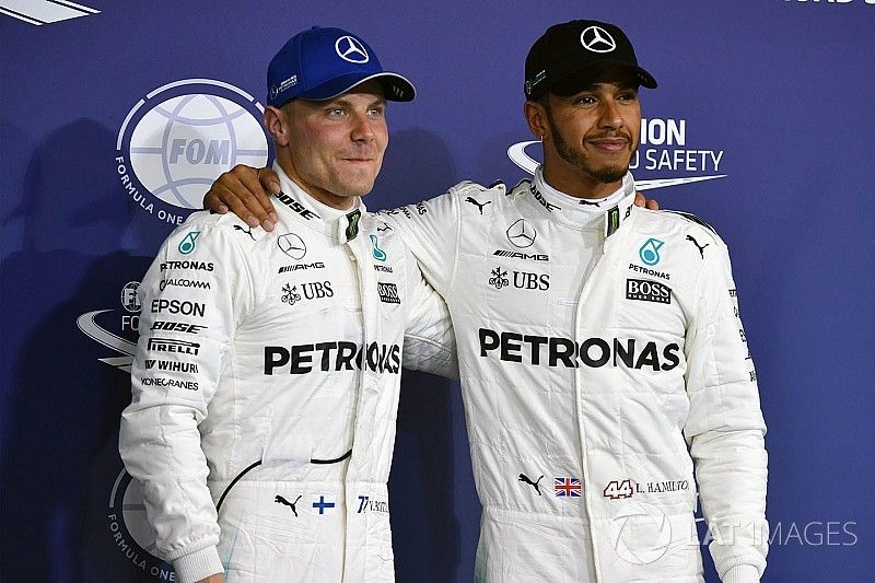 Pole sitter Valtteri Bottas, Mercedes AMG F1 and Lewis Hamilton, Mercedes AMG F1 celebrate