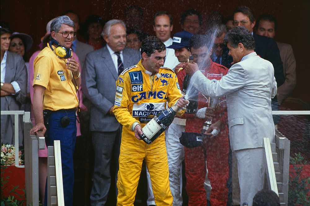 Podio: ganador carrera Ayrton Senna, Team Lotus con Lotus Jefe Peter Warr, que recogió el trofeo de constructores