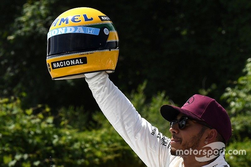 Ganador de la pole Lewis Hamilton, Mercedes AMG F1 celebra en parc ferme con el casco de Ayrton Senn