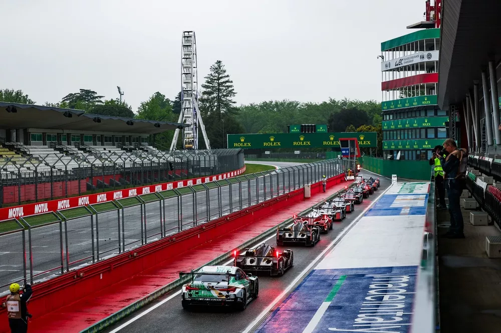 Coches en el pitlane
