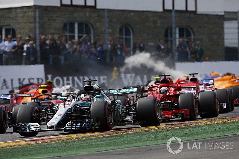 Lewis Hamilton, Mercedes AMG F1 W09,  Sebastian Vettel, Ferrari SF71H, y el resto del campo mientras Fernando Alonso, McLaren MCL33, choca en el fondo