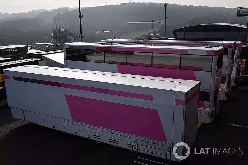 Les camions Force India F1 sans logo
