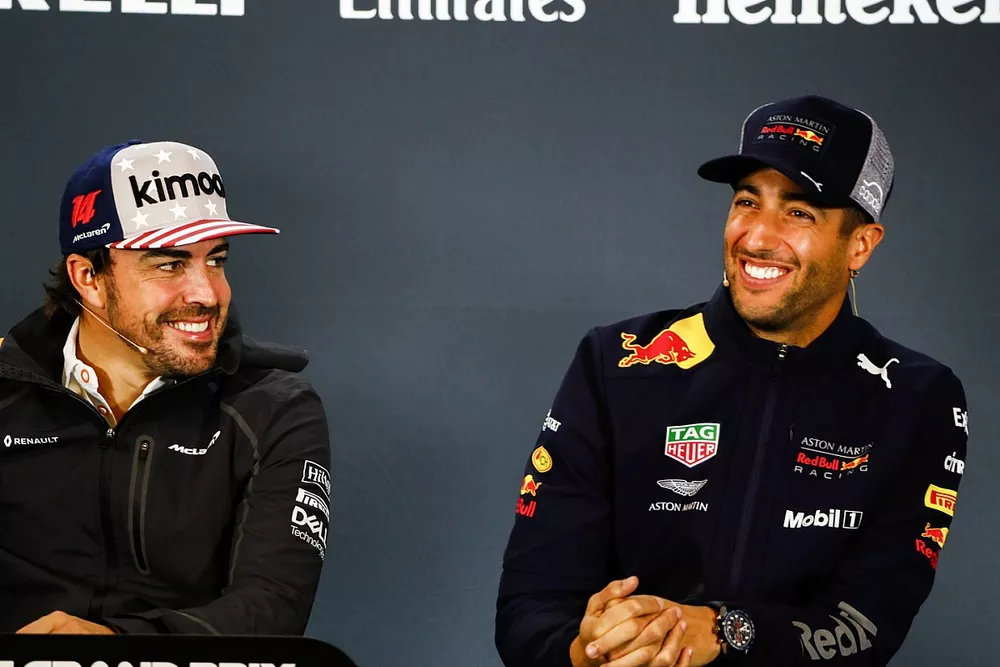 Fernando Alonso, McLaren, en Daniel Ricciardo, Red Bull Racing in de persconferentie