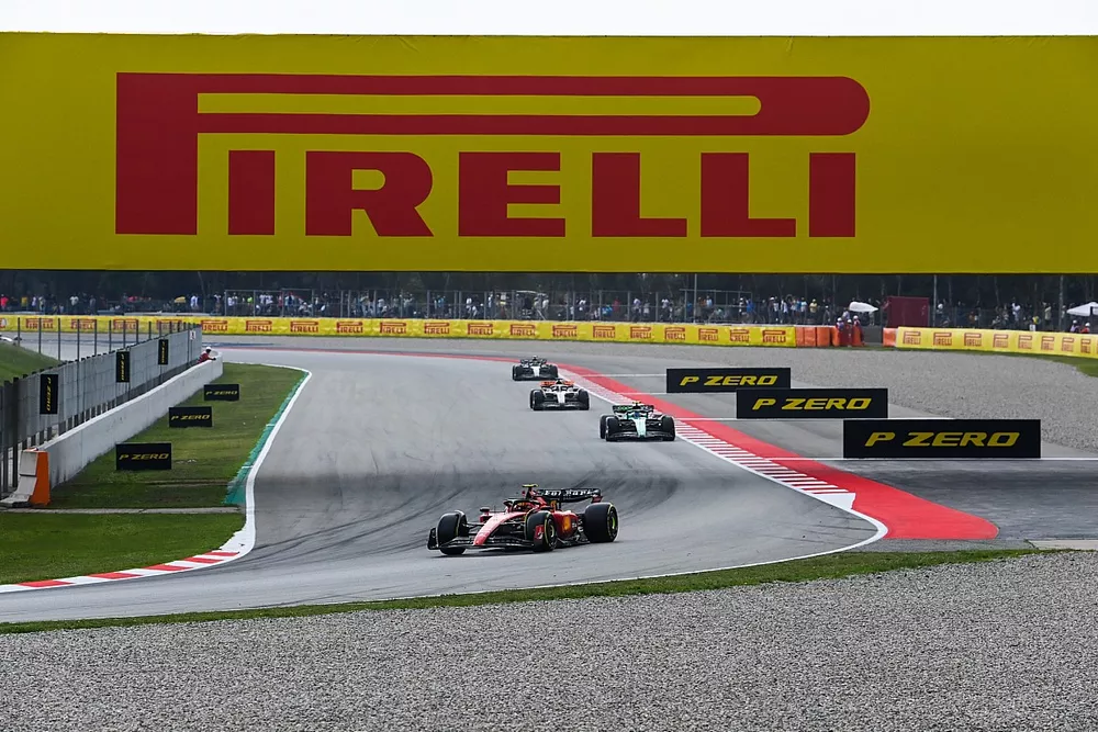 Carlos Sainz, Ferrari SF-23, Fernando Alonso, Aston Martin AMR23