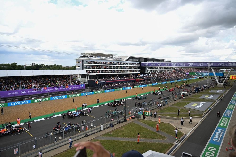 Los mec&aacute;nicos se retiran de la parrilla al inicio de la vuelta de formaci&oacute;n