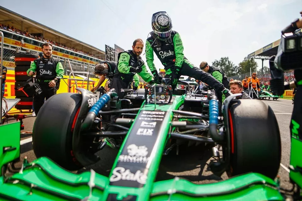 Zhou Guanyu, Stake F1 Team KICK Sauber C44, arriveert op de grid