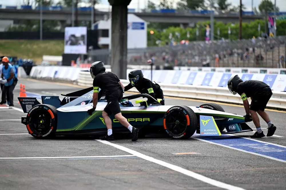 Mec&aacute;nicos del ABT CUPRA Formula E Team empujan a Lucas di Grassi, ABT CUPRA Formula E Team, M9Electro, de vuelta al garaje 