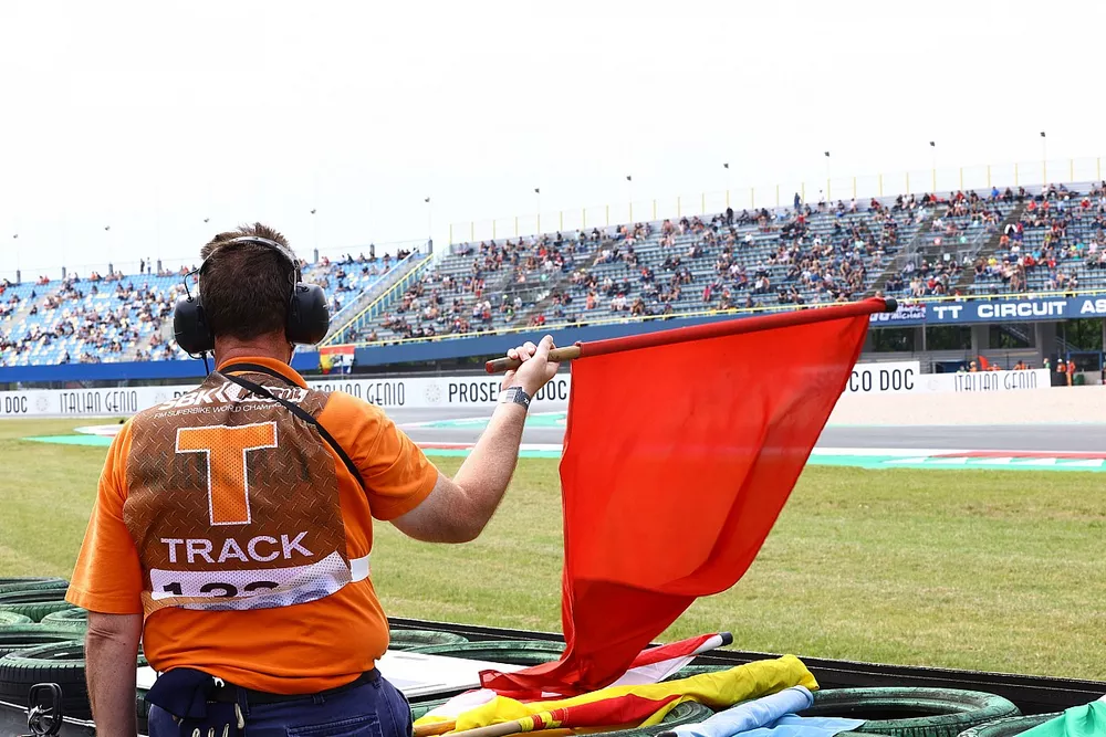 La bandera roja pone fin a la carrera 1