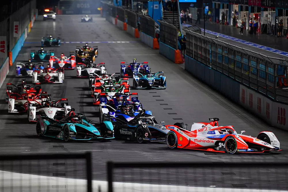 Alex Lynn, Mahindra Racing, M7Electro, Nyck de Vries, Mercedes-Benz EQ, EQ Silver Arrow 02, Mitch Evans, Jaguar Racing, Jaguar I-TYPE 5, Pascal Wehrlein, Porsche, Porsche 99X Electric, de rest van het veld bij de start