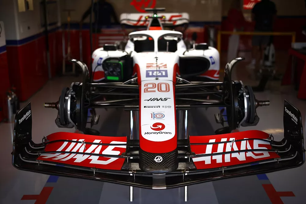 La Haas VF-22 dans le garage avec le logo MoneyGram