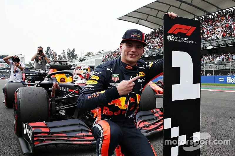 Max Verstappen viert pole-position in Mexico, voordat hij drie plaatsen gridstraf zou ontvangen.