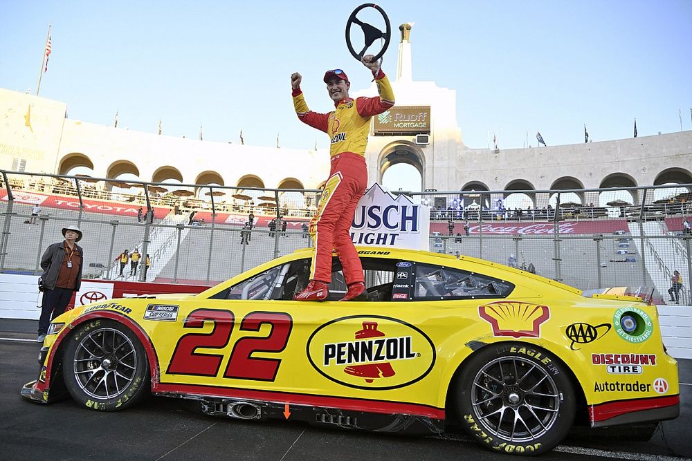 Joey Logano, Team Penske, Ford Mustang Shell Pennzoil celebra su victoria. 