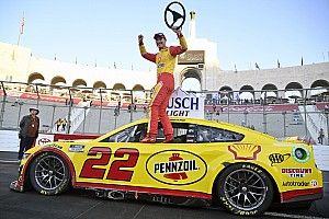 Joey Logano derrota a Kyle Busch en el Clash en Los Ángeles