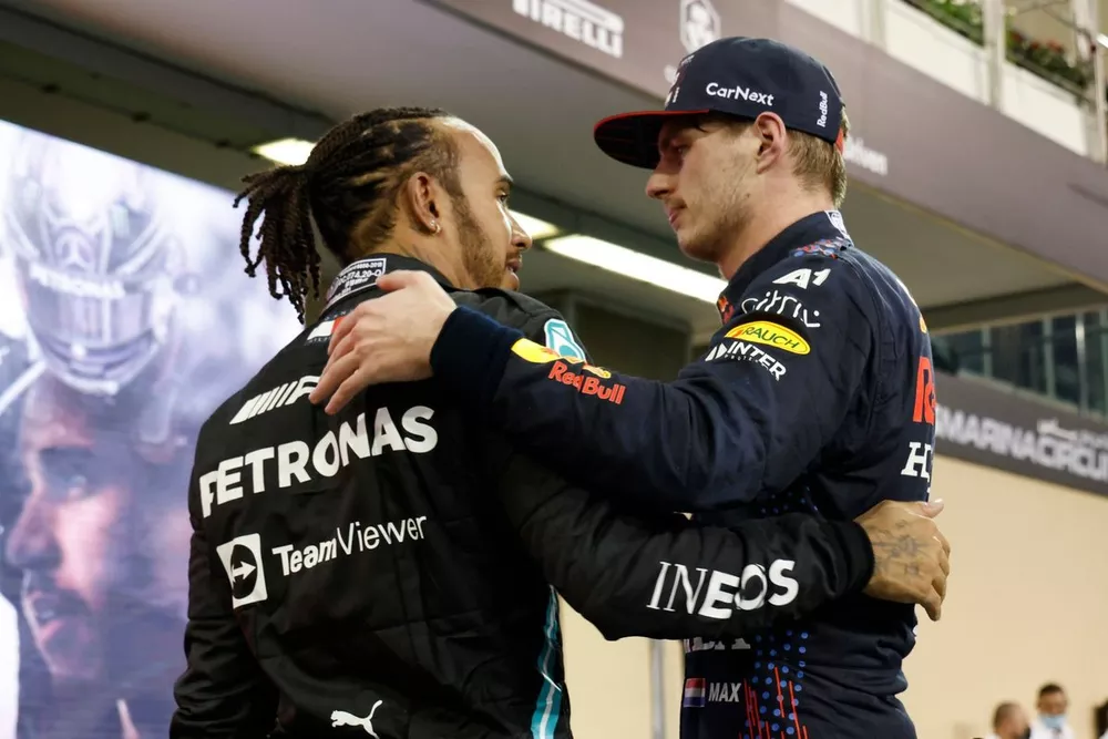 Lewis Hamilton, Mercedes, 2&ordf; posici&oacute;n, Max Verstappen, Red Bull Racing, 1&ordf; posici&oacute;n, se felicitan mutuamente en el Parc Ferme