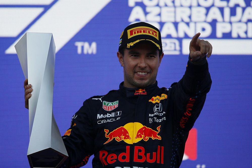 Podio: ganador de la carrera Sergio P&eacute;rez, Red Bull Racing