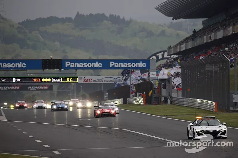スーパーGT第2戦スタート前セーフティカー先導シーン