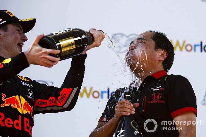 Podio: Toyoharu Tanabe, F1 Director Honda, ganador de la carrera Max Verstappen, Red Bull Racing