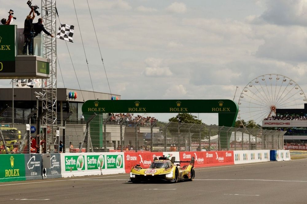 黄色い跳ね馬、フェラーリ83号車が総合優勝！ ポルシェが